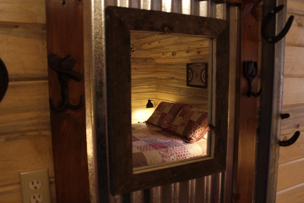 Silver Cabin In The Western Barn Монтичело Екстериор снимка