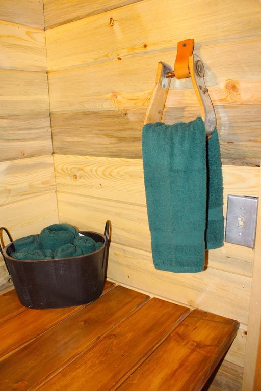 Silver Cabin In The Western Barn Монтичело Екстериор снимка